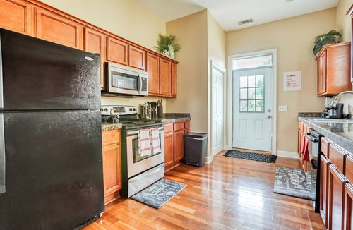 Thomas Square Apartment | 5 mins to DT & Forsyth - Mini Gym - Balcony - Parking