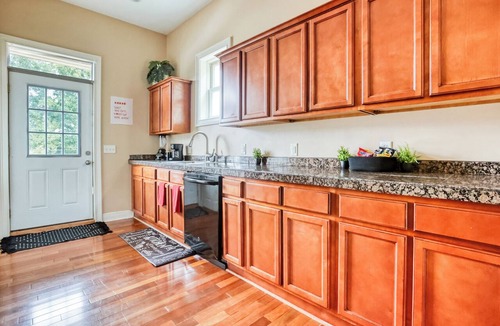 Thomas Square Apartment | 5 mins to DT & Forsyth - Mini Gym - Balcony - Parking