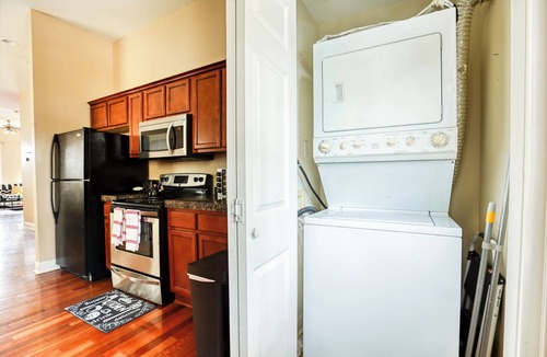 Thomas Square Apartment | 5 mins to DT & Forsyth - Mini Gym - Balcony - Parking