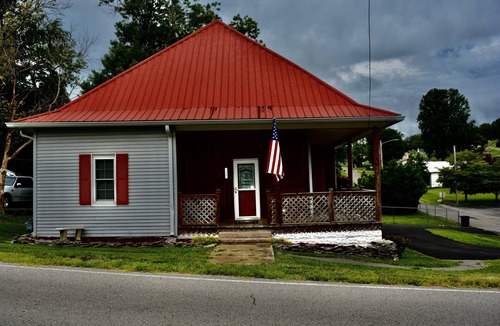 Lynchburg House | 5-minute walk to the Square or JD Distillery; 15-minute drive to Tim's Ford Lake