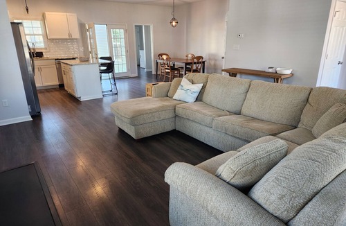 Jacksonville House | 5 minutes to Main Gate Lejeune AND 8 minutes to New River Gate