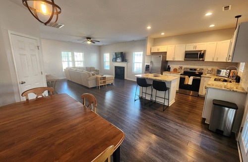 Jacksonville House | 5 minutes to Main Gate Lejeune AND 8 minutes to New River Gate