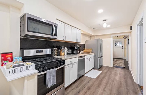 Dixon Park House | 517 E Henry · Stylish Getaway | Pool & Courtyard