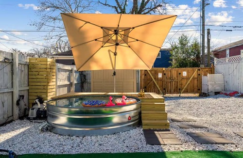 Dixon Park House | 517 E Henry · Stylish Getaway | Pool & Courtyard