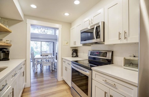 Sea Pines House | 53 Woodbine: Beautifully Updated 3 Br Villa Golf Views Free Bikes