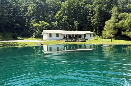 Kedron Cabin | 55 ACRE WATERFRONT RETREAT ~HOT TUB~SWIM ~FISH ~KAYAK ~HIKE ~1 ACRE SPRING POND~