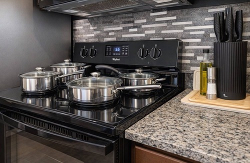 Clear Creek House | 5BR Near Disney | Animatronic Dinosaur, Star Wars Theater, Pool Cinema, 3 Kings