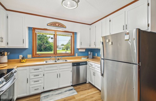 Myrtle Beach Cottage | 6 Mi to Beach: Myrtle Beach Escape w/Sunroom!