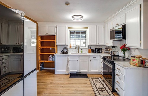 Harbison House | 6 Mi to Lake Murray! Pet-Friendly Haven w/Yard