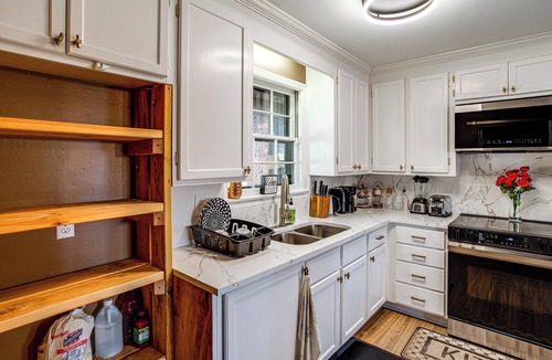 Harbison House | 6 Mi to Lake Murray! Pet-Friendly Haven w/Yard