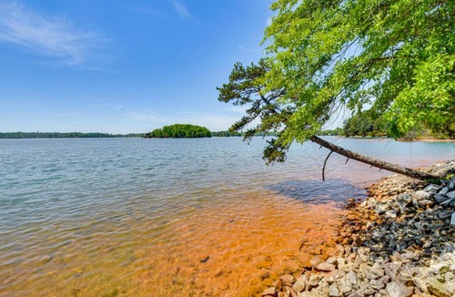 Seneca House | 6 Mi to South Cove Boat Ramp! Lake Keowee Escape
