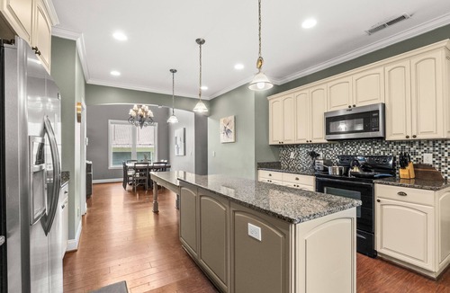 Biddleville House | 6bd 4bth, 9 beds - Uptown, Airport, Blume, Nascar HOF & BOA Stadium