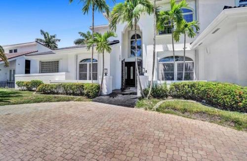 Hollywood Lakes House | 6BR Elegant Hollywood Lakes Mansion with Pool & Spa
