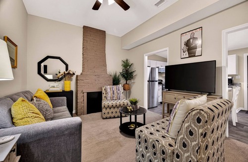 Metropolitan House | 6BR Home in Victorian District w/Parking + Pet-friendly by Lucky Savannah