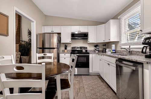 Metropolitan House | 6BR Home in Victorian District w/Parking + Pet-friendly by Lucky Savannah