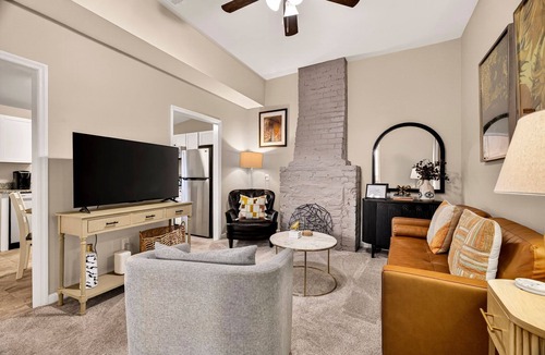 Metropolitan House | 6BR Home in Victorian District w/Parking + Pet-friendly by Lucky Savannah