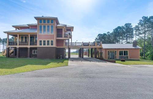 Irwinville House | 7 Mi to Downtown Fitzgerald: Spacious Home w/Deck