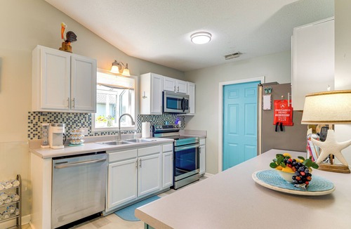 Hubert House | 7 Mi to the Hammocks Beach: 3 BD Near Camp Lejeune