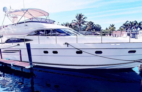 Maximo Boat Rental | 70FT Ultra Luxury Yacht