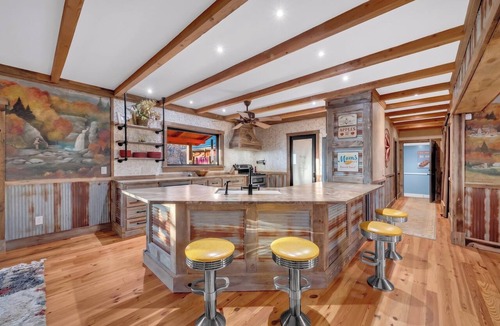 Sugar Mountain Cabin | 8 Bed, 5 Bath Luxury Lodge on 2+ Acres w/Ski Resort Shuttle- Sleeps 11