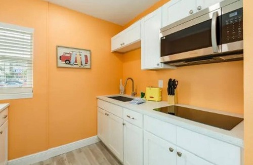 St. Pete Beach Condo | 🌴8 Individual Units🌞Near Beach/Restaurants🐠Pool☀ The Lofts 1-7