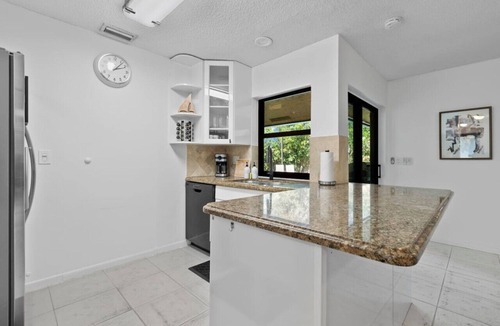 Tropic Palms House | 8 Min to Atlantic Ave and BEACH w/Heated Salt Pool