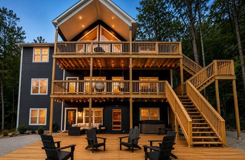 Flat Hollow Marina House | 8BR Lakefront Lux Retreat: Private Dock, Sleeps 28