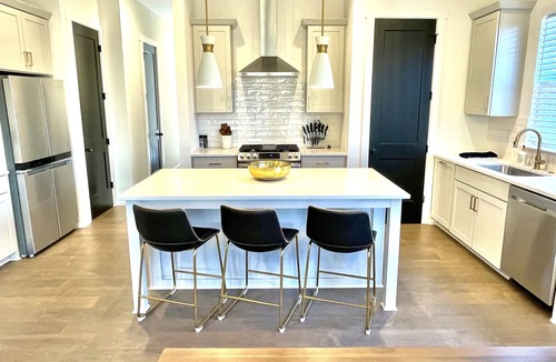 Charlotte House | 8BR Southend - Walk to Everything - Sleeps 20