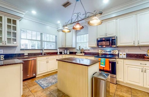 Plant City House | 8BR with Pool, Spa & Treehouse