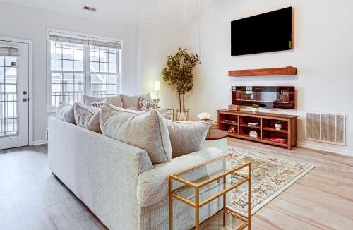 Fayetteville House | 9 Mi to Dtwn Fayetteville: Condo w/Pool Access!