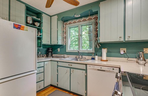 Sunset House | 9 Mi to Lake Keowee! Secluded Creekfront Getaway