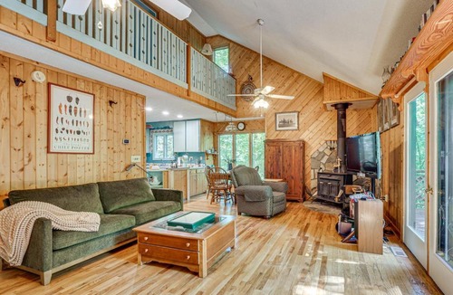Sunset House | 9 Mi to Lake Keowee! Secluded Creekfront Getaway