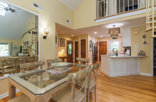 Ocean Ridge Cottage | 907 Shelter Cove-Beautiful Dog Friendly Cottage on Lagoon; Gated Community; Screened Porch