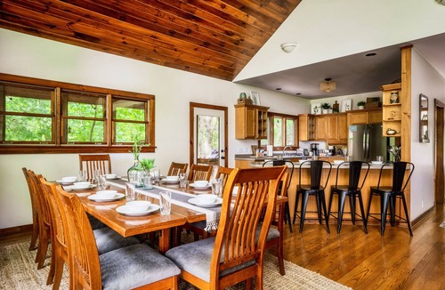 Townsend Cabin | A beautiful, peaceful Smoky Mountain retreat with views. Sleeps 14.