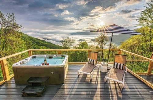 Whittier Cabin | A-Frame+Hot Tub+Sauna+Views by 5 Seasons Homestays