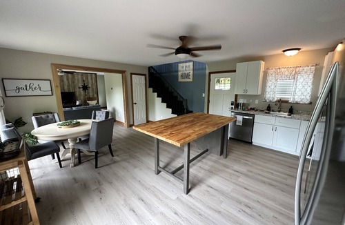 Lancaster Cabin | A-frame house (.3 miles) to Center Hill Marina