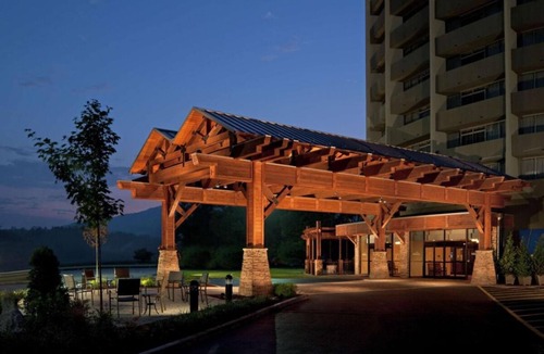 Gatlinburg Hotel | A Place You'll Surely Enjoy! Indoor Swimming Pool, Pets Allowed!