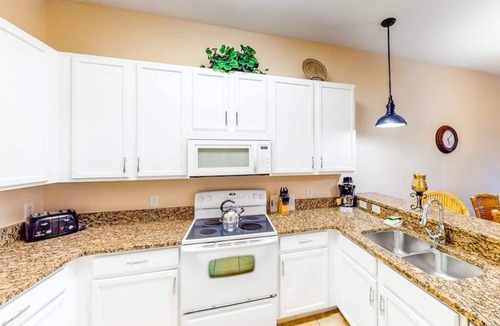 Hillcrest Estates Apartment | A real Gem Near Disney, Property in a tropical garden , best place in Orlando