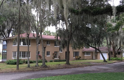 Sanford House | A river retreat caught between Florida's beaches and Orlando's Amusement Parks.