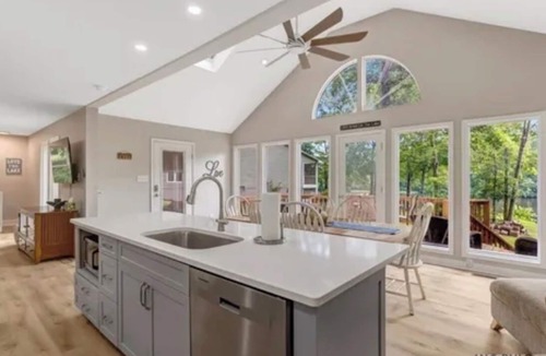 Bracey House | A Touch of Sunshine.Private Calm Water Cove.Sleeps 10!