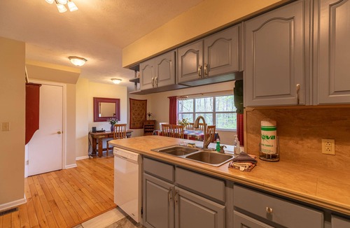Blowing Rock House | A Treetop Escape: All Nights $199! App Ski Mtn home with spacious decks!