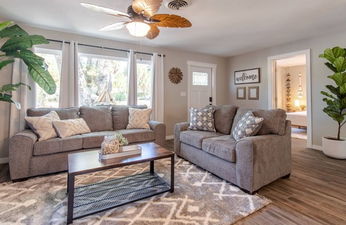 Vero Beach House | A Vero Oasis-Soaking pool, lanai w/ amenities