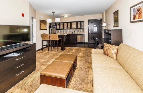 Farragut Apartment | Accessible 1BR Suite w/Daily Breakfast + Pool