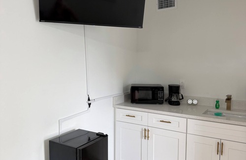 Pinecrest West Park Apartment | Adorable 1-bedroom studio with AC in vibrant Tampa