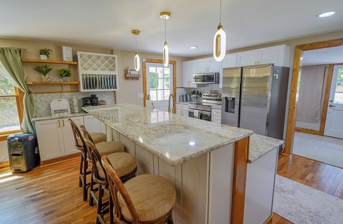 New Bern House | Adorable 2-bedroom house with Fire Pit, Pool Table, Hot Tub in charming New Bern