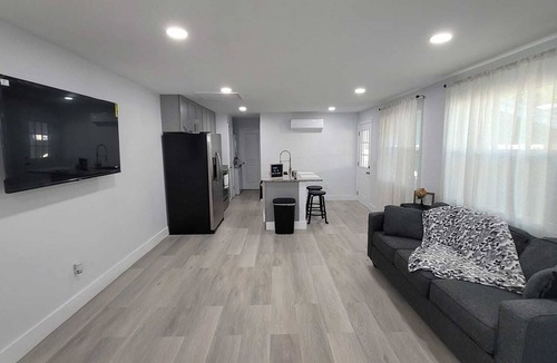 St. Petersburg Apartment | Adorable New Remodel W Cozy Guesthouse to Relax