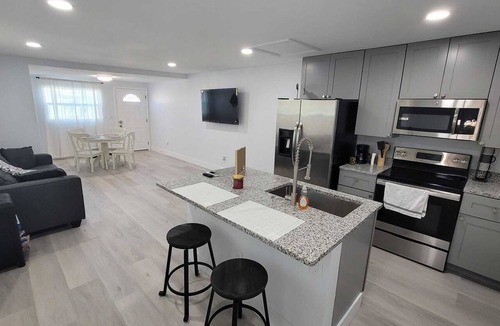 St. Petersburg Apartment | Adorable New Remodel W Cozy Guesthouse to Relax
