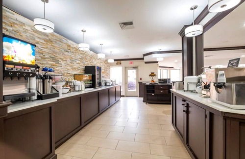 Ashley Oaks Hotel | Affordable Stay | 3 Pet-Friendly Units w/Free Breakfast, Free Parking, Pool