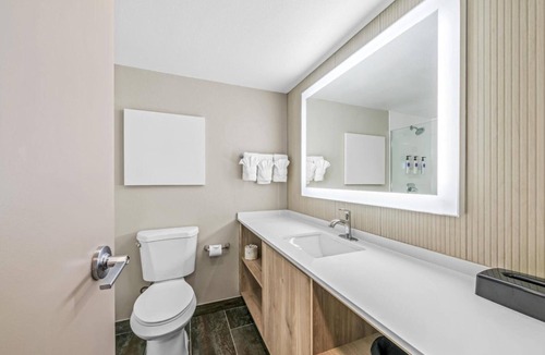 Statesville Hotel | Affordable Stay w/Free Breakfast | Near Statesville Historic District - 2 miles
