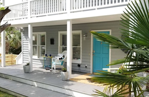 Airlie House | Airlie Road Cottage renovated with double front porches, palm trees and WiFi